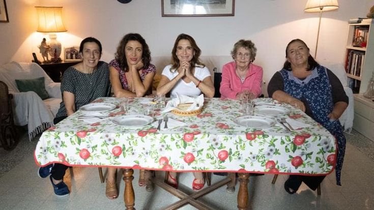 Lina Sastri presenta il primo film da regista: “Ecco la mia Napoli femminile, ho difeso con ferocia i colori pastello della mia città”