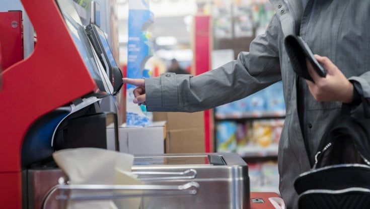 Casse self-checkout, è di 17 euro il costo medio della merce sottratta o non scannerizzata 