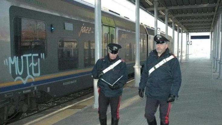 Pinerolo, clochard rapina un uomo della spesa a colpi di pietra
