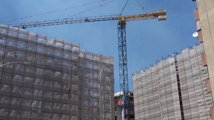 Roma, precipitano e muoiono due operai in un cantiere edile