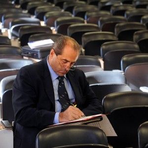 Idv, passa linea di apertura al Pd. Di Pietro lascia la presidenza