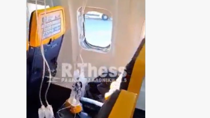 Grecia, paura in volo: finestrino esplode e un passeggero rischia di essere risucchiato