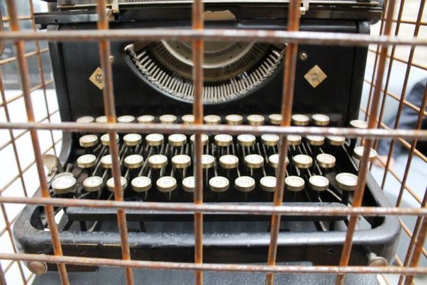 Trani, al museo la macchina per scrivere ingabbiata