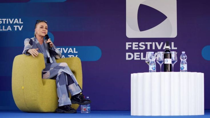 Paola Barale: “Io, mia madre, la voglia di libertà, Mike e i prosciutti. Sono una persona fortunata”
