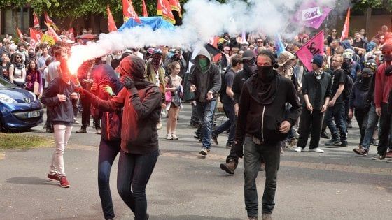 Euro 2016, Francia: scontri e immondizia, la vetrina triste del paese. "Adesso basta scioperi"