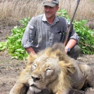 Torino, il veterinario cacciatore di leoni muore cadendo in un burrone durante una battuta in Val Soana
