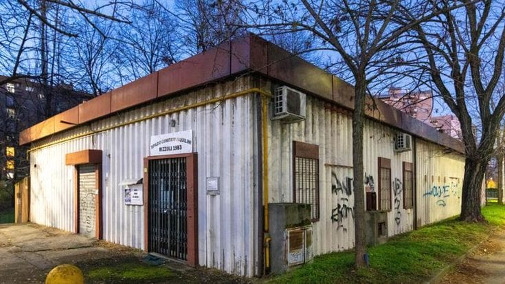 Violenta la ex nel centro sociale Lambretta, dove vivevano entrambi: in carcere uomo di 49 anni