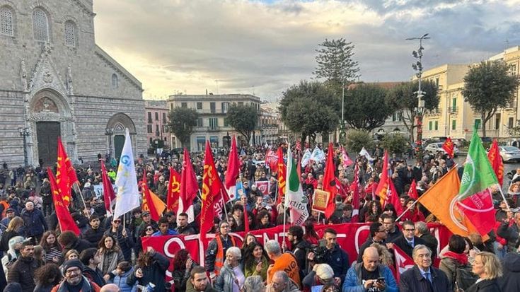 Corteo No Ponte a Messina, 15 mila in piazza. Schlein: “Il governo si fermi e Schifani si dimetta”
