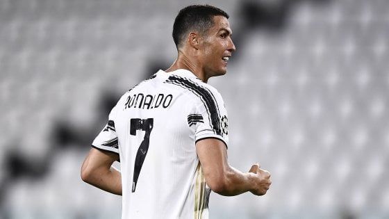 Il biografo di Cristiano Ronaldo: "La Juve vuole venderlo, lo ha offerto anche al Barcellona". L'entourage: "Tutto falso"