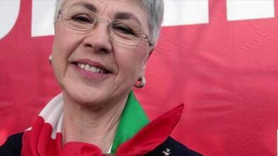 Venezia, Ottavia Piccolo fermata dalla polizia per il fazzoletto Anpi: "Allibita dall'ignoranza degli agenti" 