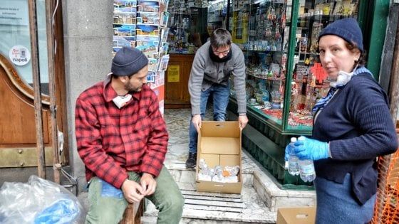 Coronavirus, a Napoli un tabacchi consegna pasti ai senzatetto