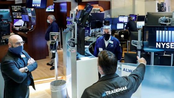Borse incerte tra i numeri Covid degli Usa e la fiducia cinese nella ripresa. Oro al top dal 2011