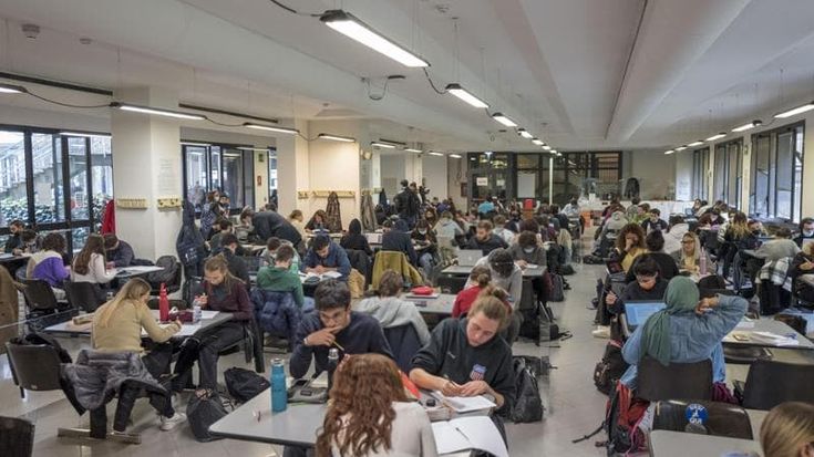 Laureati, la grande fuga dalla Lombardia: “Il mercato del lavoro non valorizza chi studia”