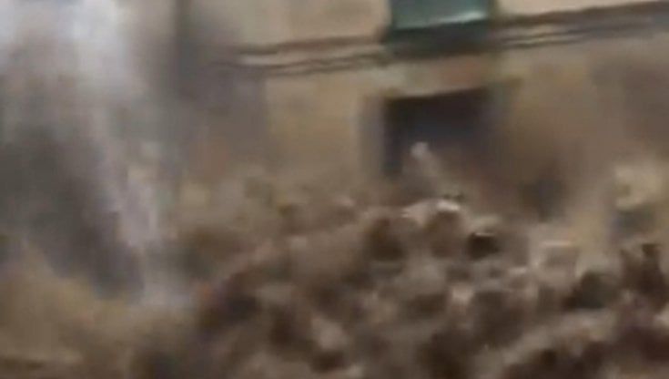 Maltempo, Sardegna sott'acqua: tre morti a Bitti. La prefettura di Sassari ai cittadini: "Salite ai piani alti"