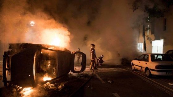 Scontri con la polizia a Nantes dopo l'uccisione di un giovane durante i controlli