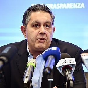 Toti: "Cerchiamo mascherine in tutto il mondo"