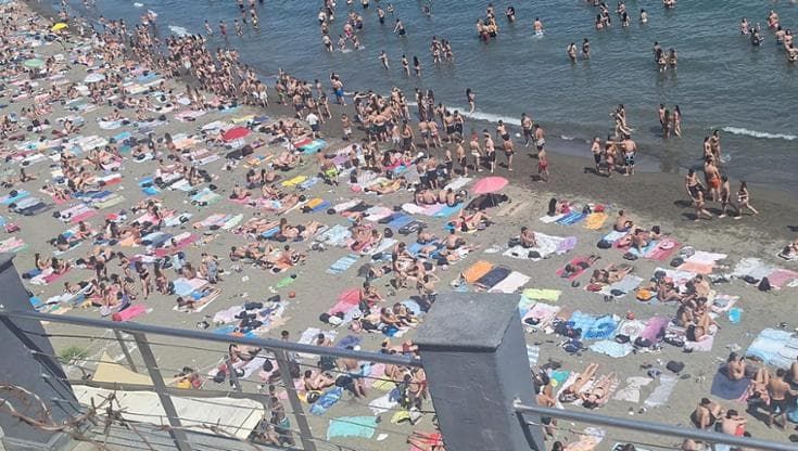 Posillipo, assalto al lido Donn’Anna: “Almeno in seimila, sicurezza a rischio”. A sera solo rifiuti