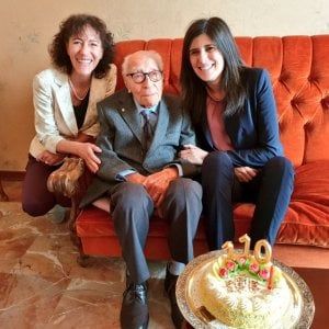 Torino, compie 110 anni l'uomo più anziano d'Italia. Il saluto della sindaca Appendino 