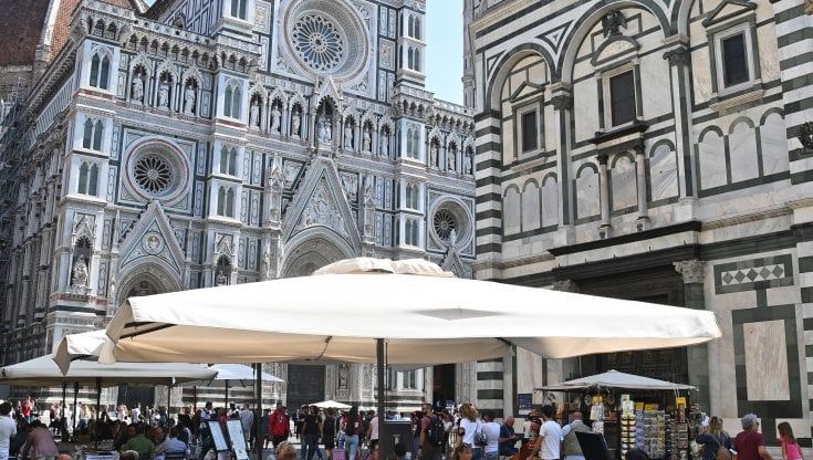 Piano tavolini a Firenze: via le fioriere sì alle ringhiere