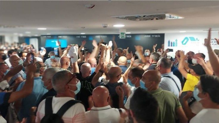 Whirlpool, i sindacati: "Pec di licenziamento agli operai", lavoratori bloccano aeroporto e Tangenziale
