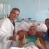 Di Battista posta una foto con i medici di Cuba: “Mi hanno salvato la vita, gli Usa come mafiosi”