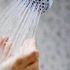 La doccia senza sprecare l’acqua: i gesti valgono più della tecnologia