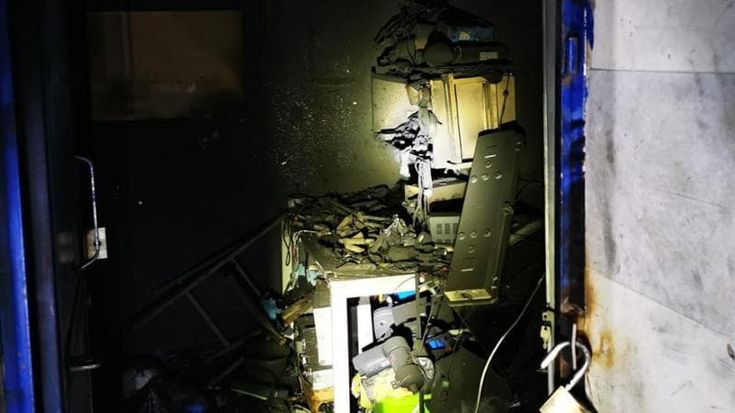 Incendio nel sottoscala di una palazzina: a fuoco le batterie delle bici elettriche in ricarica