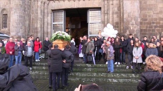 "Non ti scorderemo mai": a Montefiascone palloncini e fiori bianchi per il funerale di Aurora 
