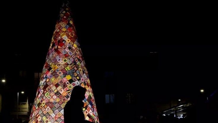 Parma, nella frazione si accende l'albero di Natale realizzato all'uncinetto