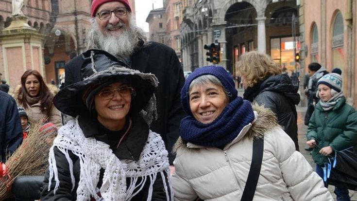 La Befana è già a Bologna tra calze, film e burattini
