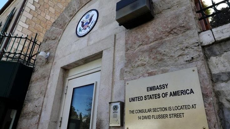 Iran, Trump: “Non voglio una soluzione militare ma a volte serve”. Annullati voli Istanbul-Teheran