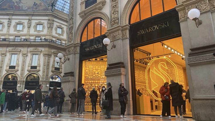 La gara delle griffe in Galleria: dieci concorrenti per lo spazio Swarovski. Ecco come si svolgerà l’asta da 50mila euro a rialzo ogni 3 minuti (e sarà l’ultima fino al 2030)