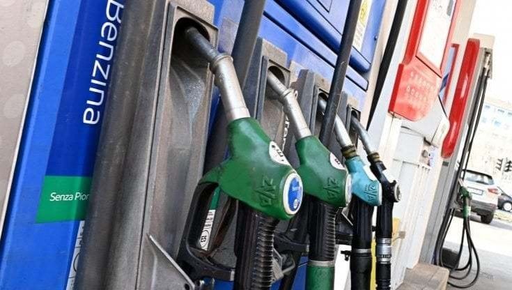 In aumento i prezzi di benzina e diesel. Il servito sale a 1,925 euro