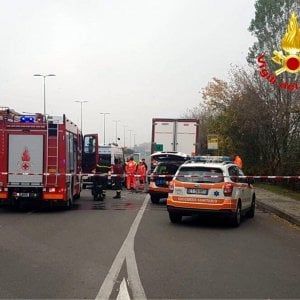 Incidenti stradali, sulla Tangenziale Est di Milano scontro auto-tir: due persone morte