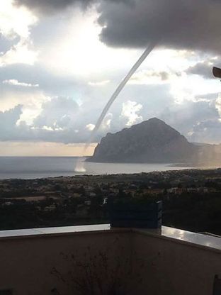 Trapani, tromba d’aria nel golfo di Monte Cofano