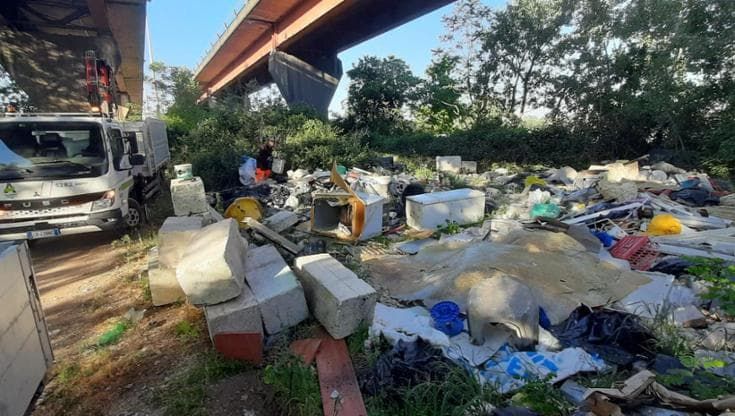 Indiano, parte l'operazione di pulizia nella baraccopoli dei rifiuti