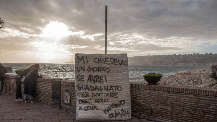 Mahmood, materassi con messaggio nelle strade di Napoli