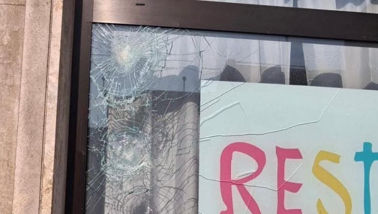 Danneggiata vetrata del progetto "Resta", si indaga: vandalismo o intimidazione contro i volontari