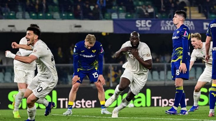 Napoli, Lukaku segna e piange: “Sono stati mesi difficilissimi, ero morto”. Verona battuto 2-1