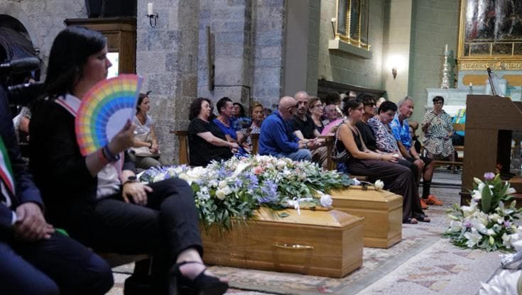 I funerali di Mirko e Kety, madre e figlio uccisi a Camaiore: “Non vi dimenticheremo”