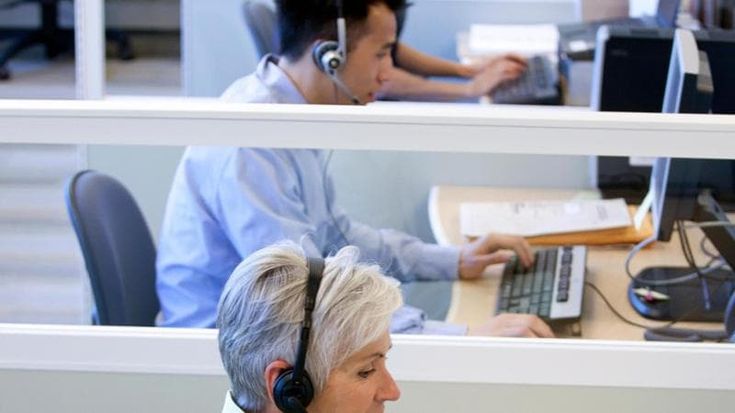 Luce e gas, occhio al telefono: due offerte su tre hanno condizioni peggiori rispetto al negozio