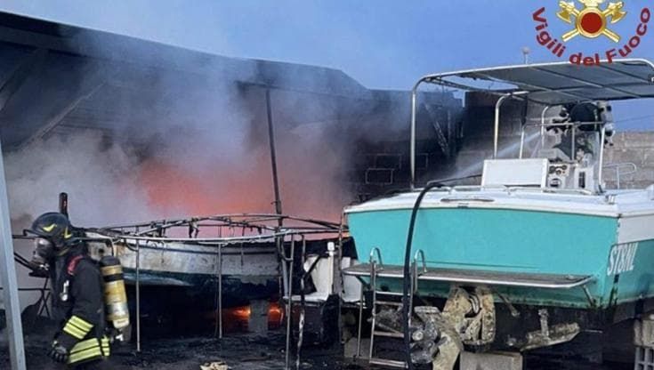 Gallipoli, incendio nel cantiere navale: nove imbarcazioni distrutte dalle fiamme. “Rogo doloso”