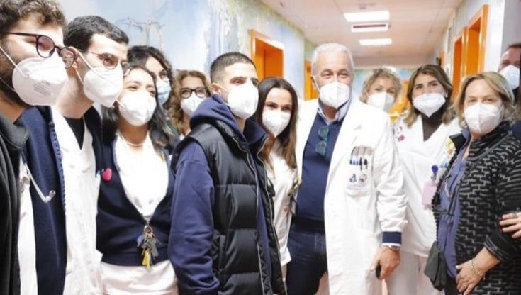 Lorenzo Insigne in visita ai bambini del Santobono: calze di cioccolata e sorrisi per tutti