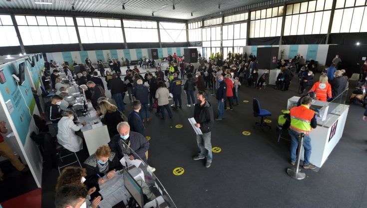 Alla Fiera due ore e mezza di fila per la vaccinazione con AstraZeneca