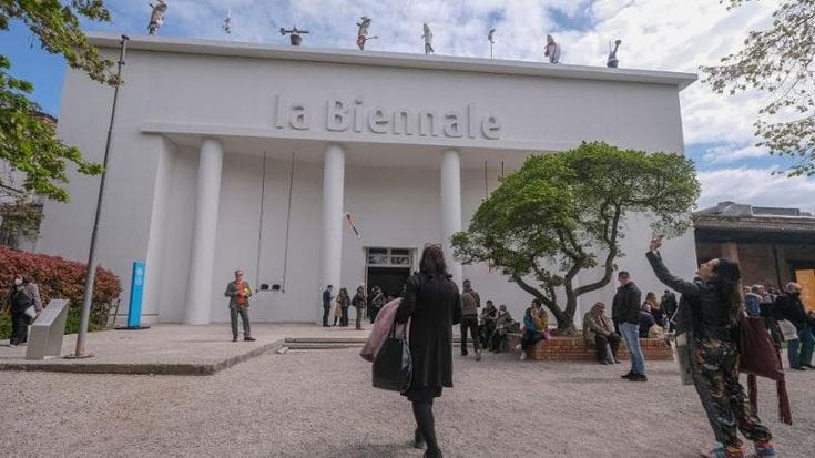 Biennale, Meloni si sfila: "È ente autonomo". Lega a Commissione Ue: no a taglio fondi