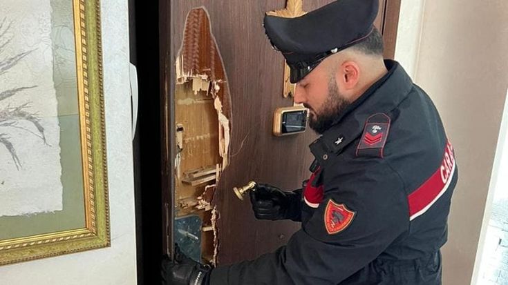 Cinecittà, assalto all’alba alla casa dell’ex: 47enne fermato mentre abbatte la porta a martellate