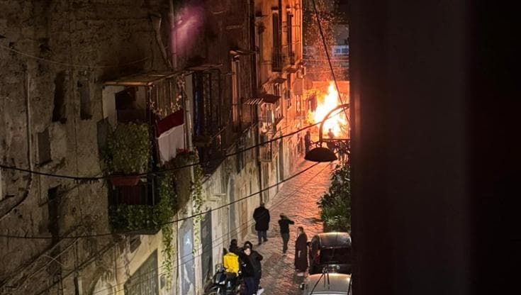 Ragazzini accendono “cippo” per Sant’Antonio Abate: bruciati due cassonetti nuovi e rifiuti