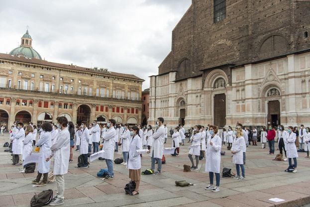Giovani medici in piazza a Bologna: "Dopo la laurea mancano posti nelle specialità"