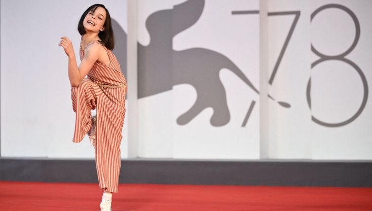 Venezia 78. salti di gioia sul red carpet del film dei gemelli D'Innocenzo