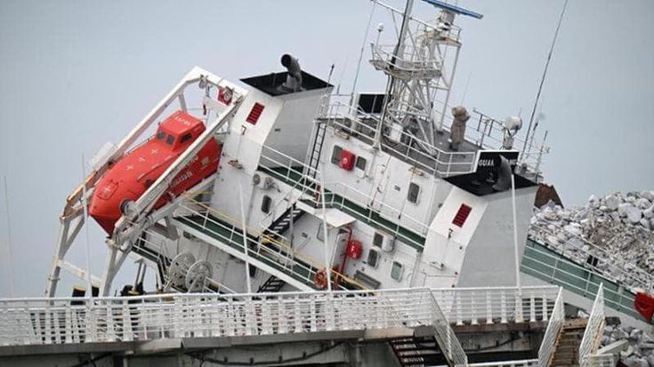 Nave incagliata a Marina di Massa, nessuna traccia di inquinamento in mare